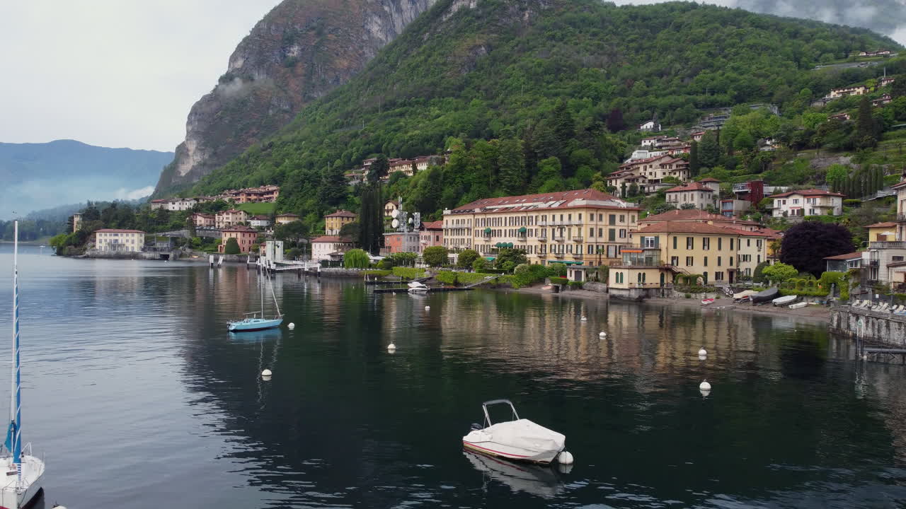 imágenes de drones de barcos en el lago como, italia