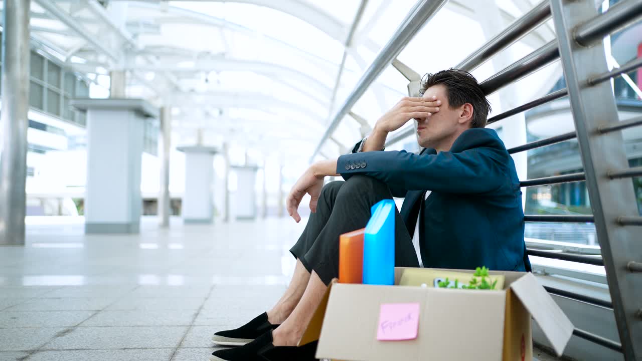 우울한 사업가가 해고되고 직장을 잃었습니다.