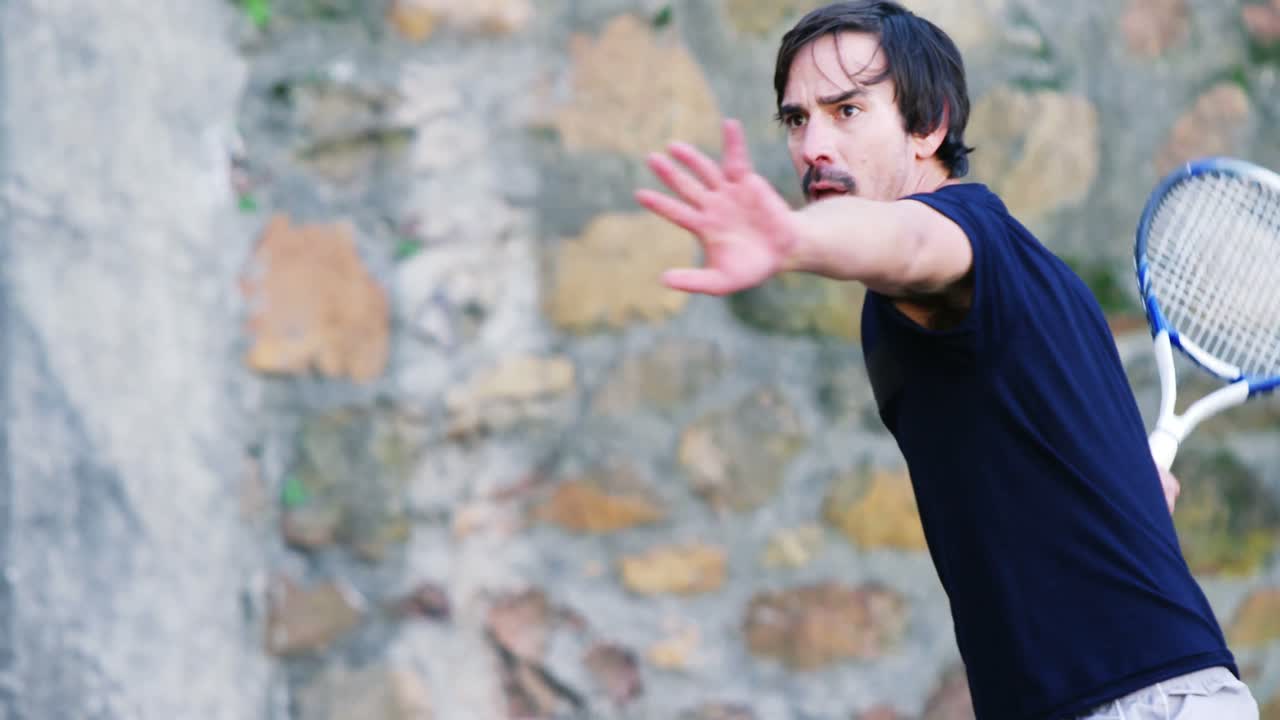 테니스 를 하는 활동적 인 남자