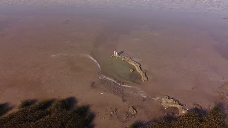 Zwei-Männer-Auf-Felsen-über-Dem-Fluss-Rio-De-La-Plata,-Buenos-Aires