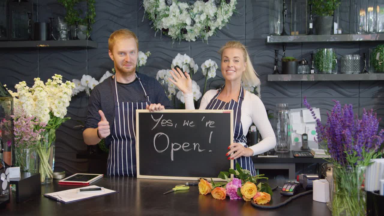 태블릿으로 포즈를 취하는 웃는 근로자