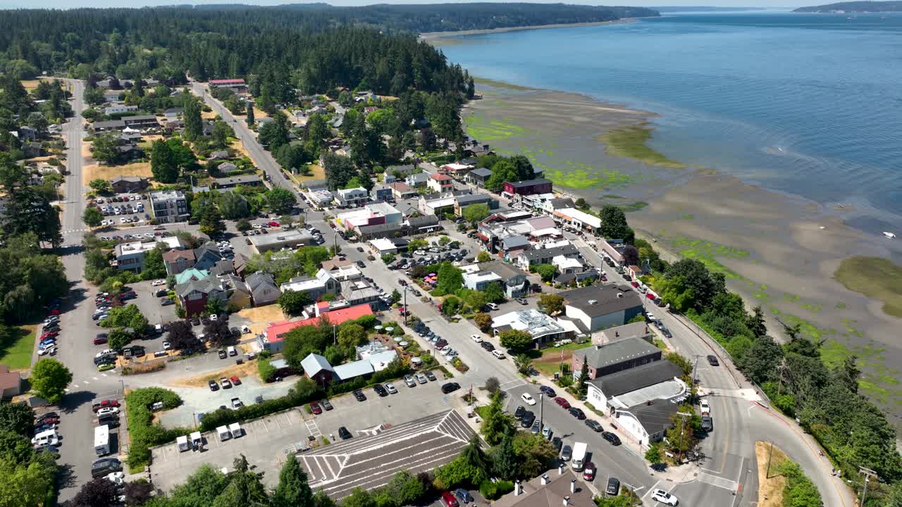 위드비 섬의 기이한 마을 랭리의 오버헤드 드론 샷