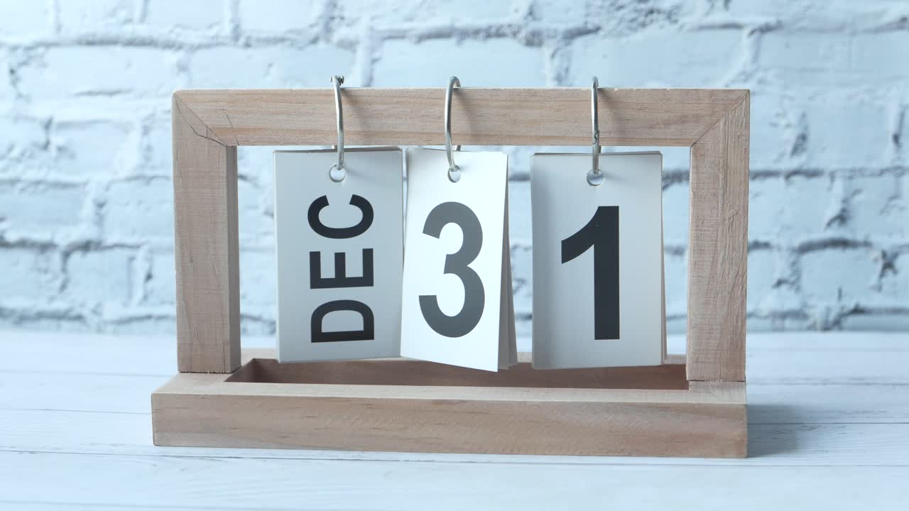 calendario de madera que muestra el 31 de diciembre