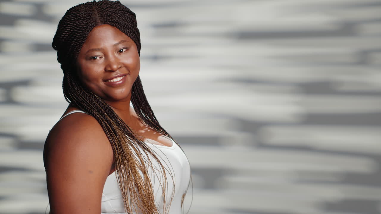 портрет красивой женщины с плетками