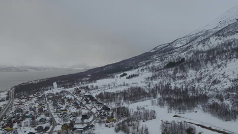 Die-Stadt-Olderdalen-Liegt-Am-Fuße-Einer-Eiskalten-Schneelandschaft