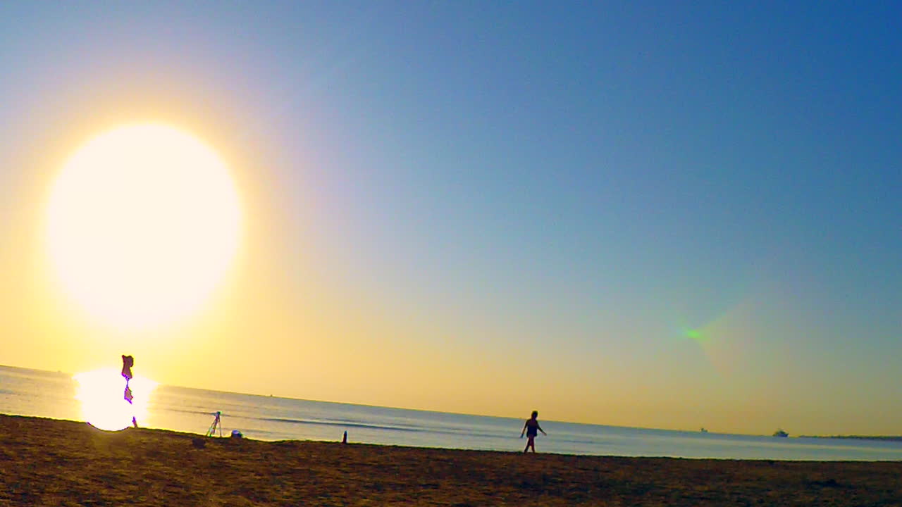 아침 산책을 하는 숙녀들, 해가 떠오를 때 해변에서 조개껍데기를 찾는 것