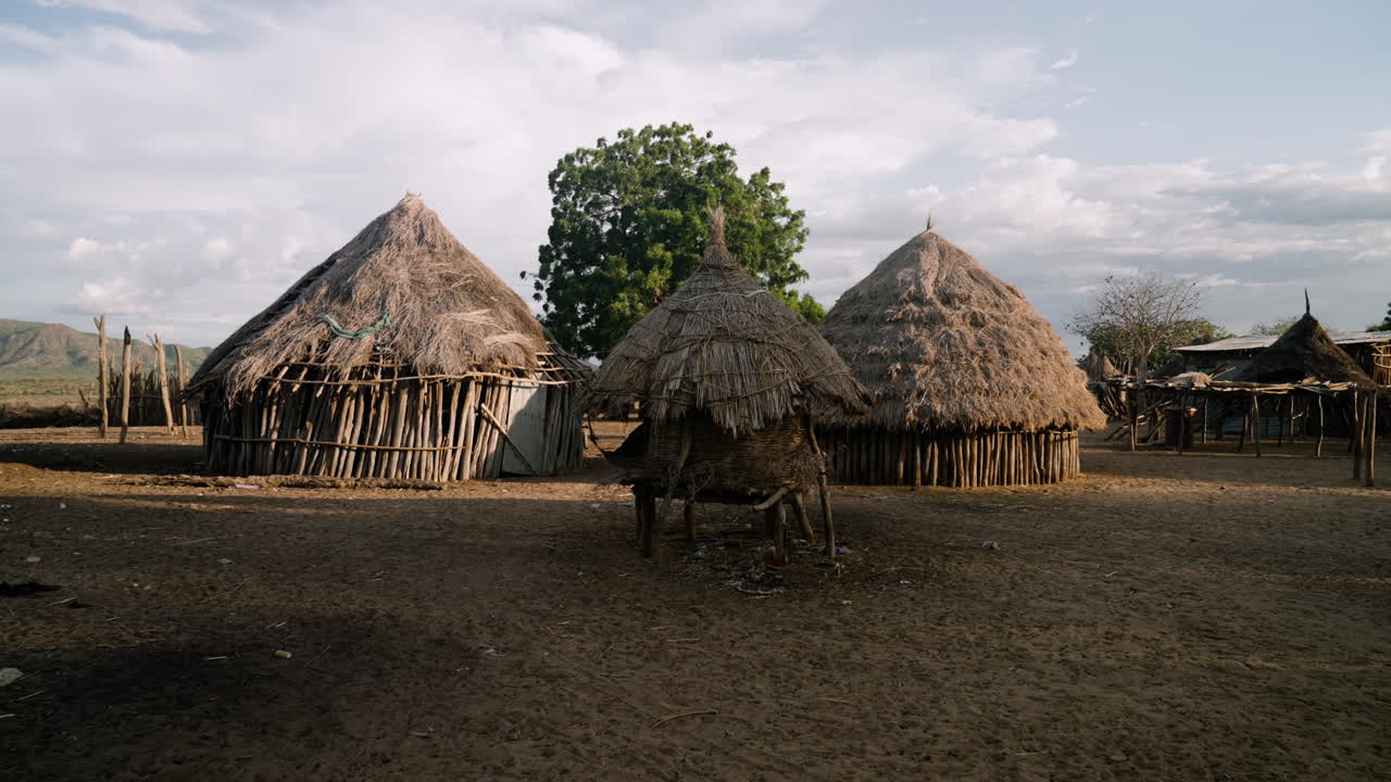 카로 부족 정착지, 오모 계곡, 에티오피아의 전통 목조 초가집