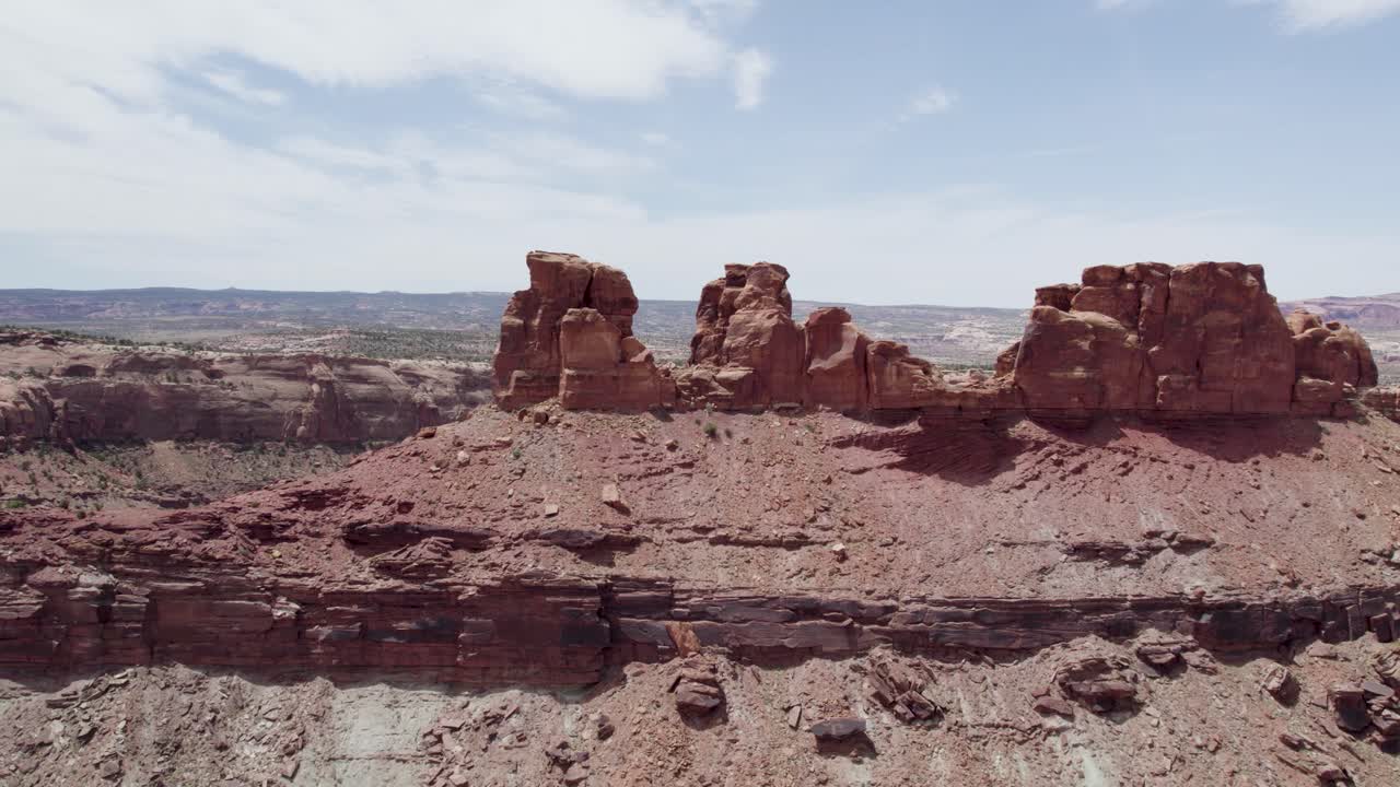 Spettacolare vista aerea di un'imponente formazione rocciosa rossa e di un paesaggio suggestivo.