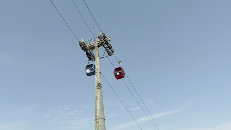 Seilbahn-Der-Seilbahn,-Die-Den-Gipfel-Von-Oufella-Und-Die-Stadt-Agadir-In-Marokko-Verbindet,-Mit-Blick-Auf-Einen-Panoramablick-Auf-Den-Strand-8