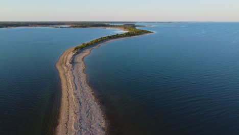 Vom-Himmel-Aus:-Spektakuläres-Drohnenvideo-Der-Berühmten-Landenge-Am-Strand-Der-Insel-Hiiumaa-–-4k