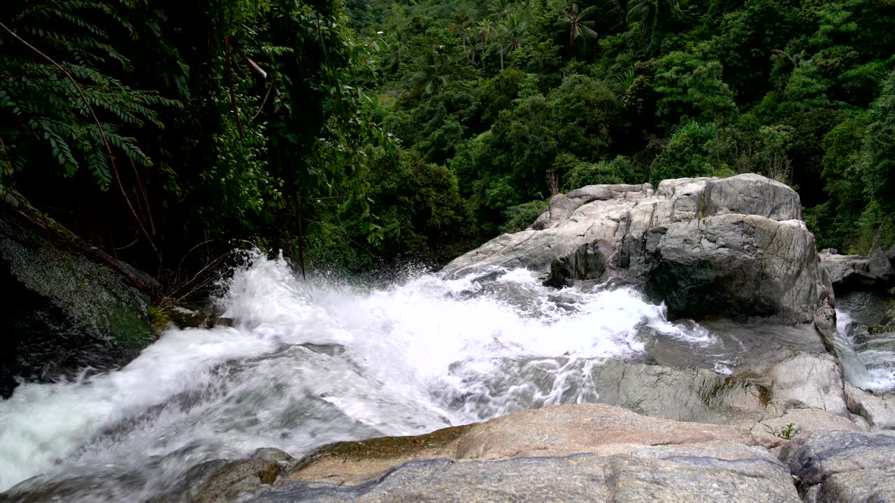 cascada con fuerte corriente