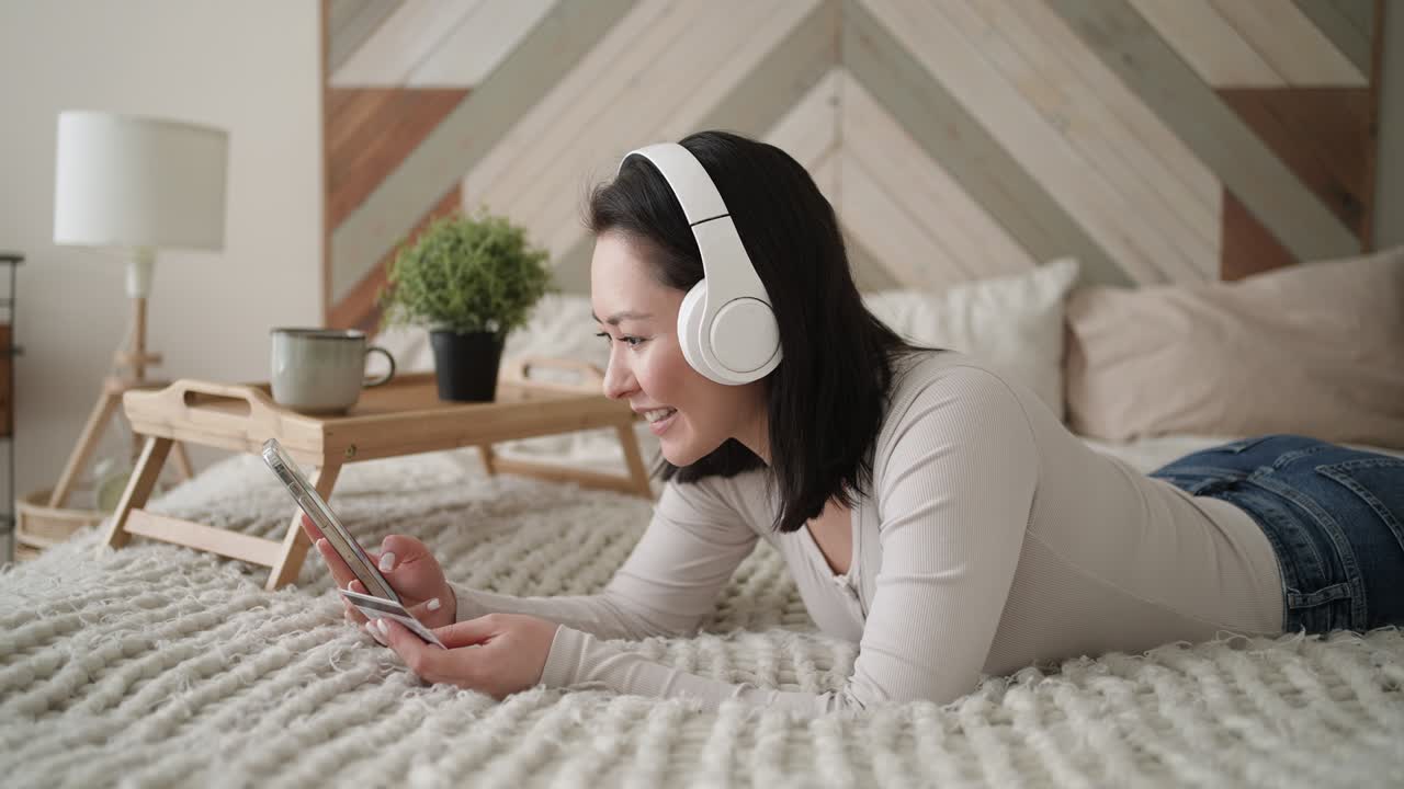 아시아 여성 쇼핑은 전자 상거래 전자 상점을 통해 돈을 지출하고, 쉬운 방법을 사용하여 인터넷에서 구매하고, 휴대 전화를 사용하여 신용 카드를 보유하고 있습니다.