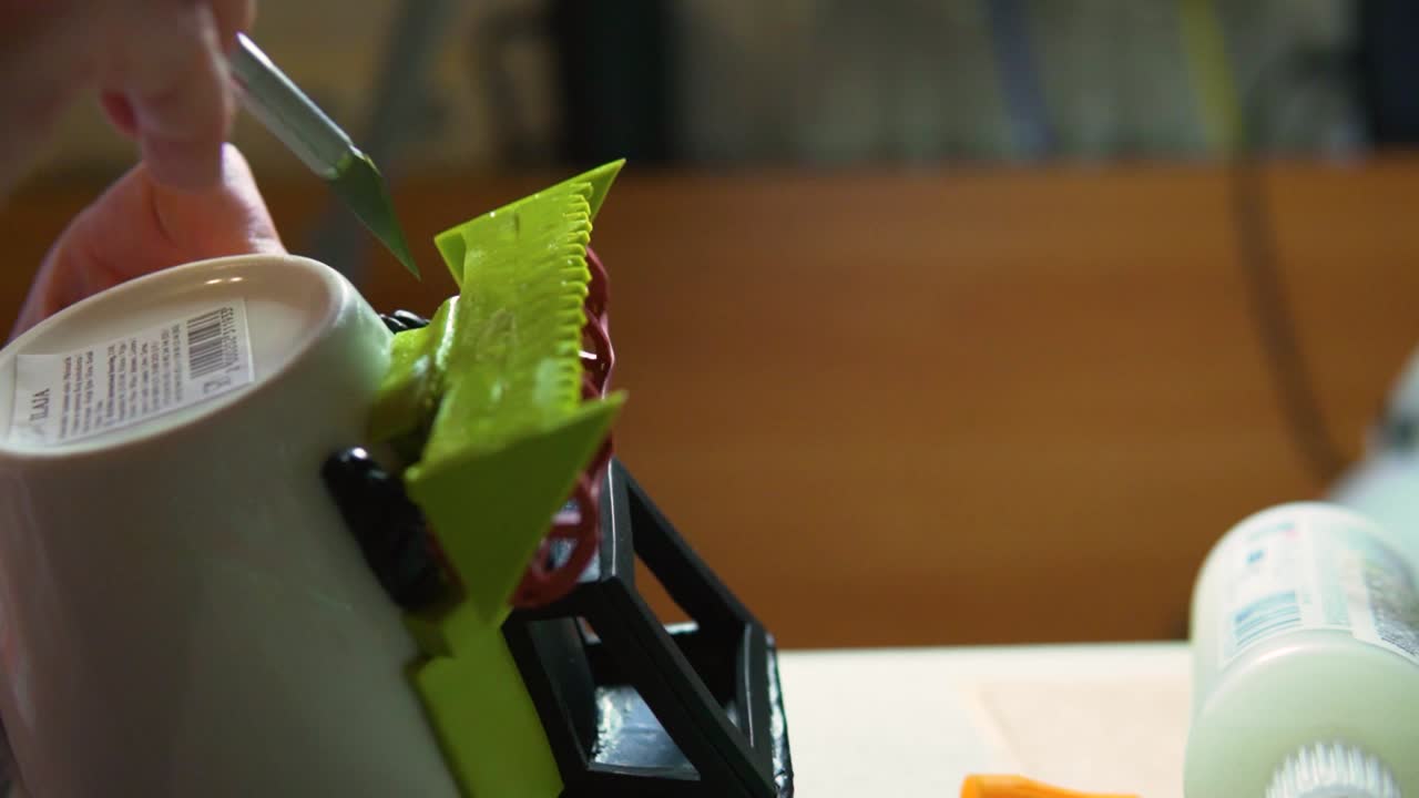 클로즈업 그 여자는 폴리머 클레이 장식 컵을 얹는다