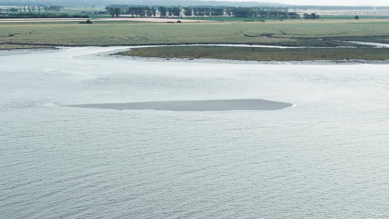 프랑스 언덕 꼭대기에서 몽생미셸 조수의 공중 전망 시간 경과