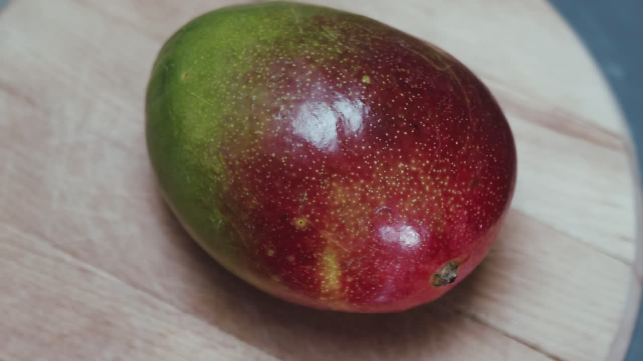 clip de un mango en un escritorio