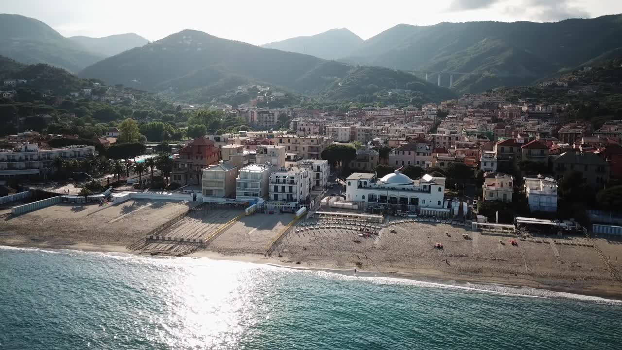 Città, montagne e una spiaggia sabbiosa vicino al Mediterraneo