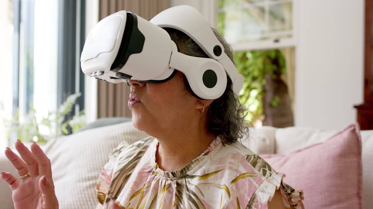 una anciana biracial explora la realidad virtual en su casa.