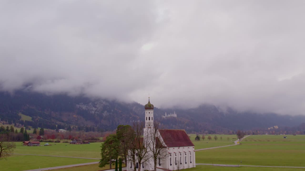 Malownicza łąka i góry z kościołem św. Kolomana, Schwangau, Niemcy