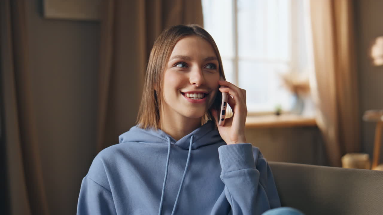 mujer hablando por teléfono en casa