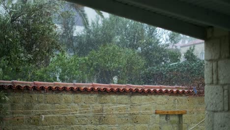 Fuertes-Lluvias-Cayendo-Sobre-El-Techo-Del-Patio