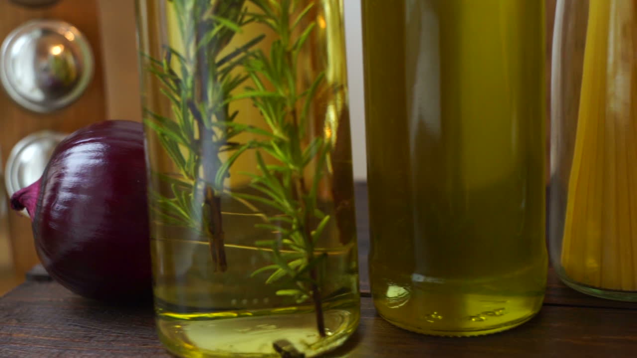 бутылка с кулинарным маслом. кулинарные масла в стеклянных бутылках. бутылки с приправами