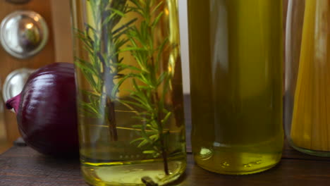 botella de aceite de cocina. aceites de cocina en botellas de vidrio. botellas de condimentos