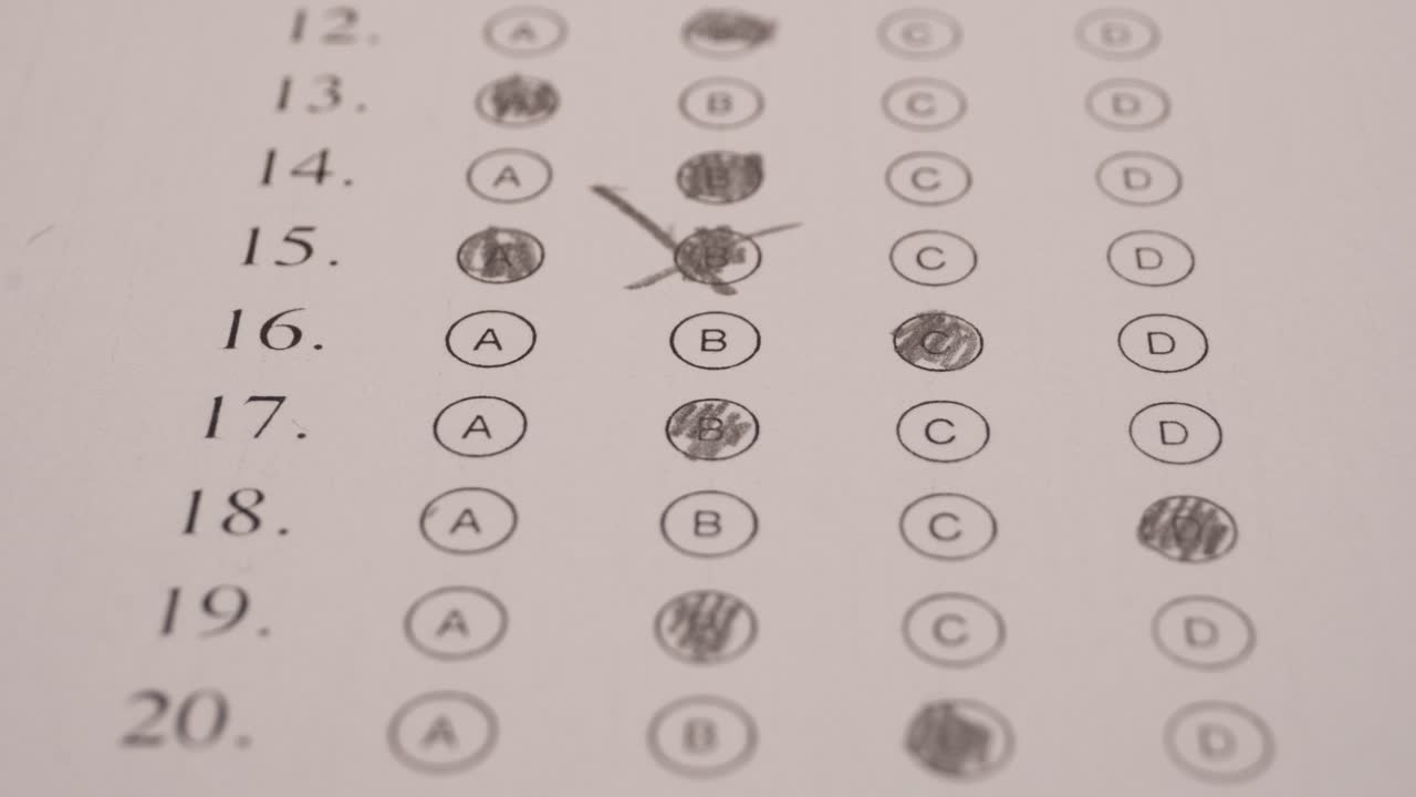 estudiante garabateando una hoja de burbujas de prueba de opción múltiple con lápiz