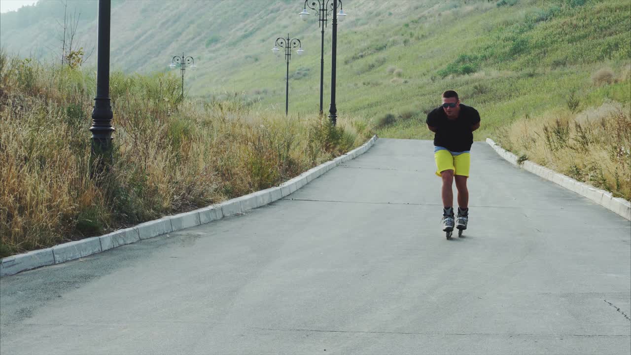 hombre patinando en un camino montañoso