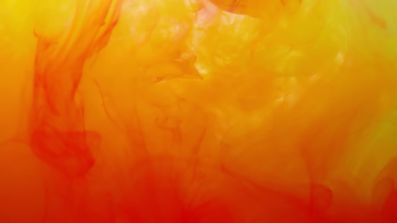 explosión de pinturas en rojos y amarillos mezclados con tonos coloridos, enfoque suave disolviendo pinturas acrílicas, humo de arco iris, fondo de tinta abstracta. colorido efecto de animación de explosió de humo abstracto