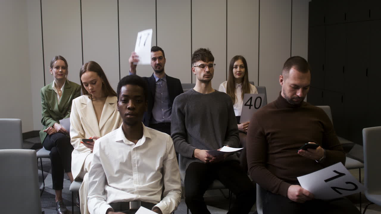 경매 세션에 있는 사람들