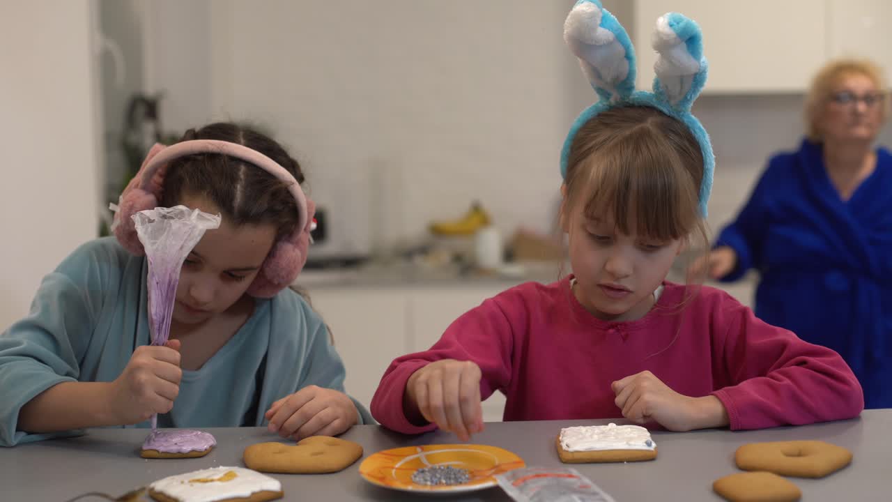 due bambine che producono biscotti di pan di zenzero a casa.