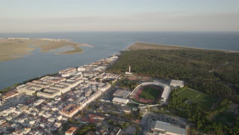 Luftaufnahme-Des-Sportkomplexes-Vila-Real-De-Santo-António-Mit-Dem-Guadiana-Fluss-Im-Hintergrund