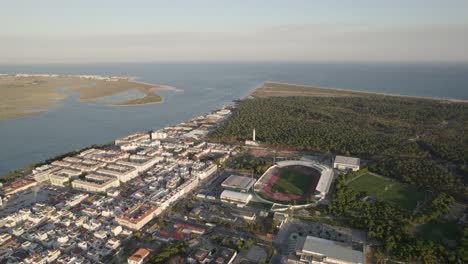 vista aérea del complejo deportivo vila real de santo antônio con el río guadiana en el fondo