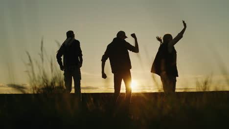 amigos bailando al atardecer