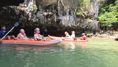 turistas en kayak en un hermoso entorno natural