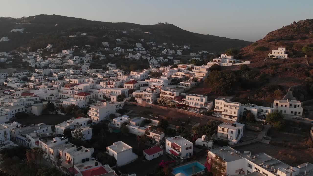 imágenes aéreas de drones de la isla de patmos, grecia