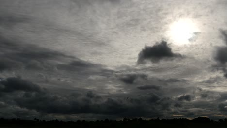 Diese-Dramatischen-Zeitraffer-Himmel-Mit-Sonnenvideo-Eignen-Sich-Für-Muti-Use-Projekte,-Fügen-Sie-Ihren-Titel,-Ihre-Botschaft-Oder-Ihr-Logo-Ein