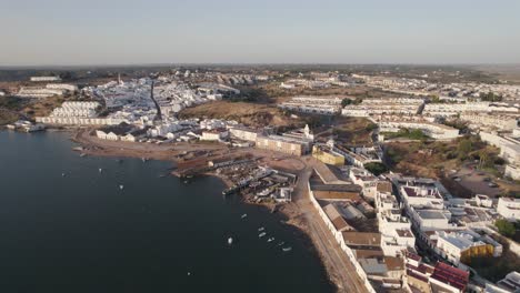 Ayamonte,-Spanien:-Stadtbild-Aus-Der-Luft-Und-Malerischer-Blick-Auf-Das-Meer