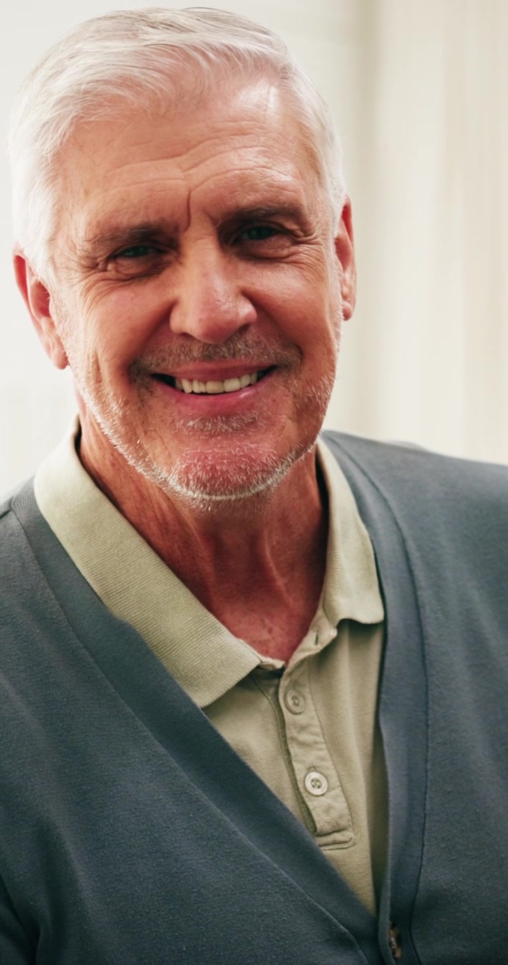 Retrato de un anciano sonriente