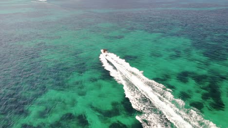siguiendo pistas aéreas de esquiador acuático y barco en aguas claras de mallorca