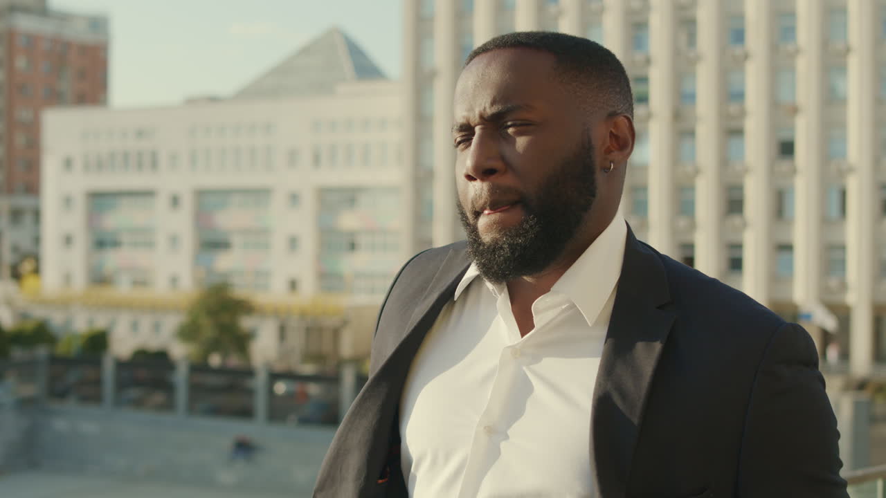 hombre de negocios caminando por una calle moderna. empleado concentrado que va a trabajar.