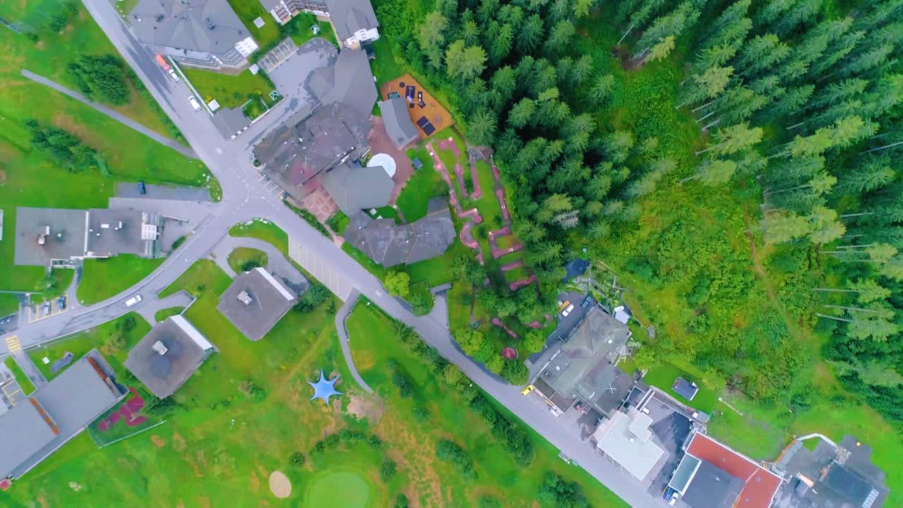 알프스의 한 마을에서 일출에 구름 위로 날아가는 4k 공중 샷