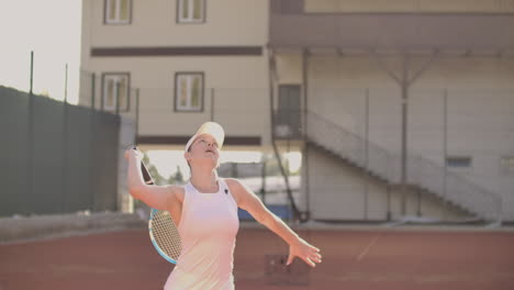 Tennisaufschlag---Tennisspielerin-Schlägt-Beim-Spielen-Auf.-Tennis-Draußen-Im-Sommer.-Fitte-Sportlerin-Beim-Training.-Gesunder-Aktiver-Sport-Lebensstil