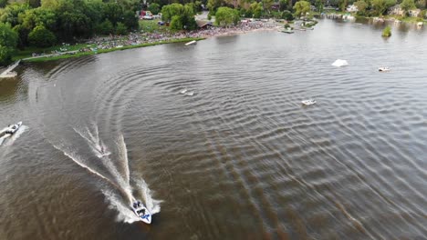 mientras el sol se pone sobre una pequeña ciudad en el oeste de wisconsin, los esquiadores acuáticos están practicando-2