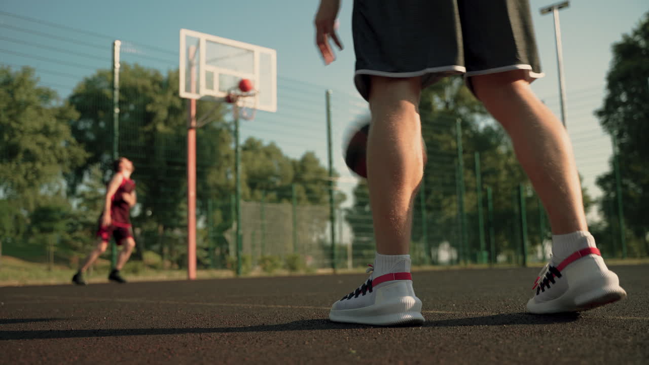 dos jugadores de baloncesto entrenando en una cancha de baloncesto al aire libre 2