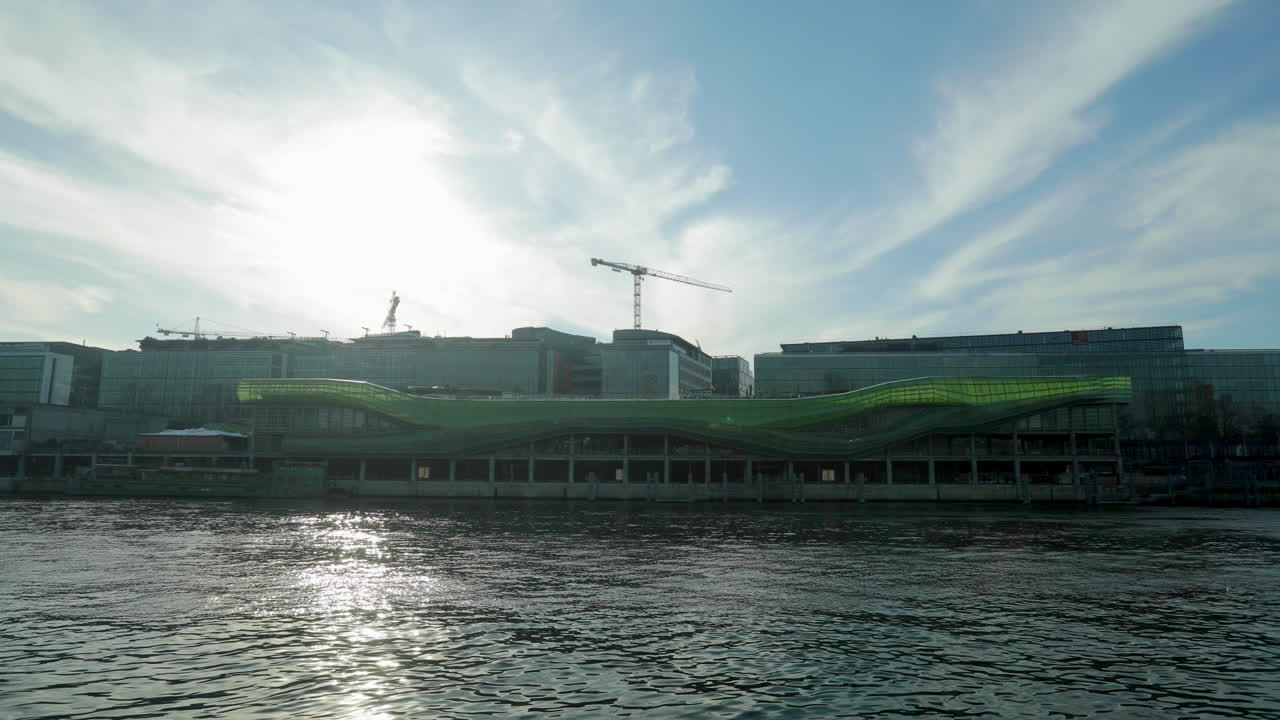 시간 경과 - 페리가 지나가는 강변