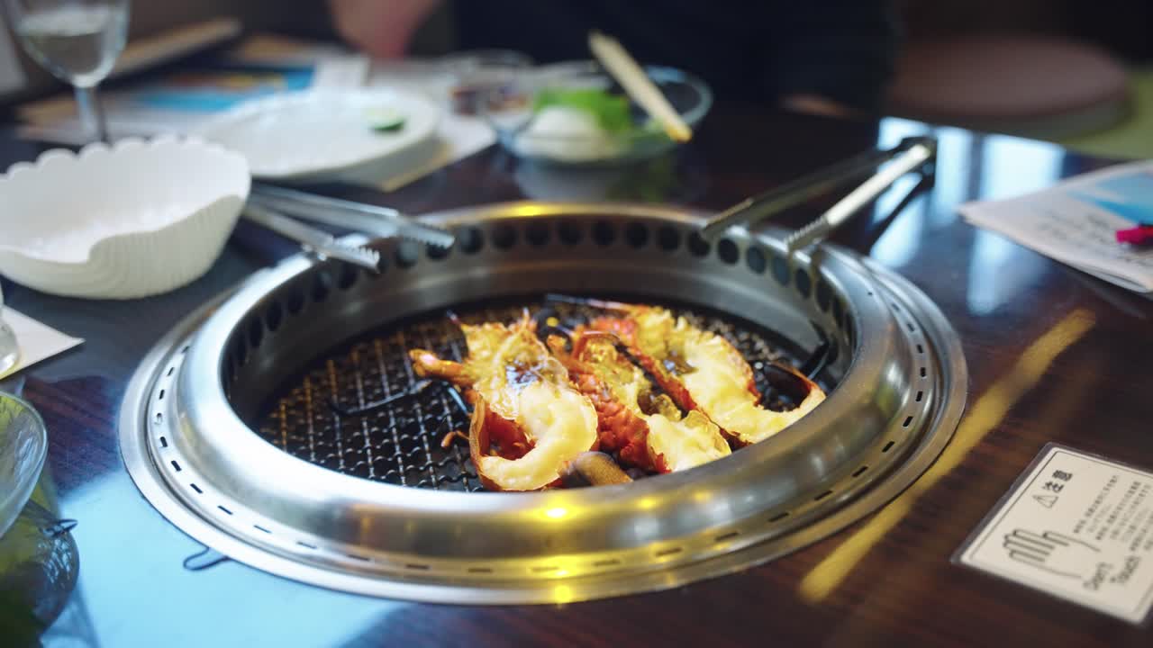 이세 (ise) 니 (spiny) 일본 호박 (japanese lobster) 이 야키니쿠 (yakiniku) 4k에서 고 있다.