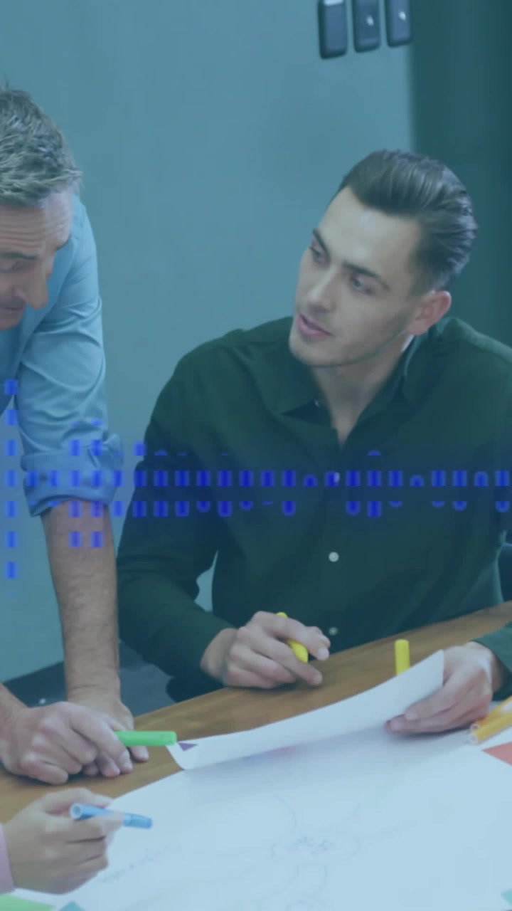 Un team eterogeneo discute del lavoro, seguito da un'animazione di un'interfaccia audio digitale.