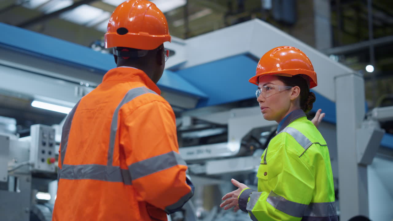 socios industriales discutiendo la seguridad en el cierre de la empresa de fabricación.