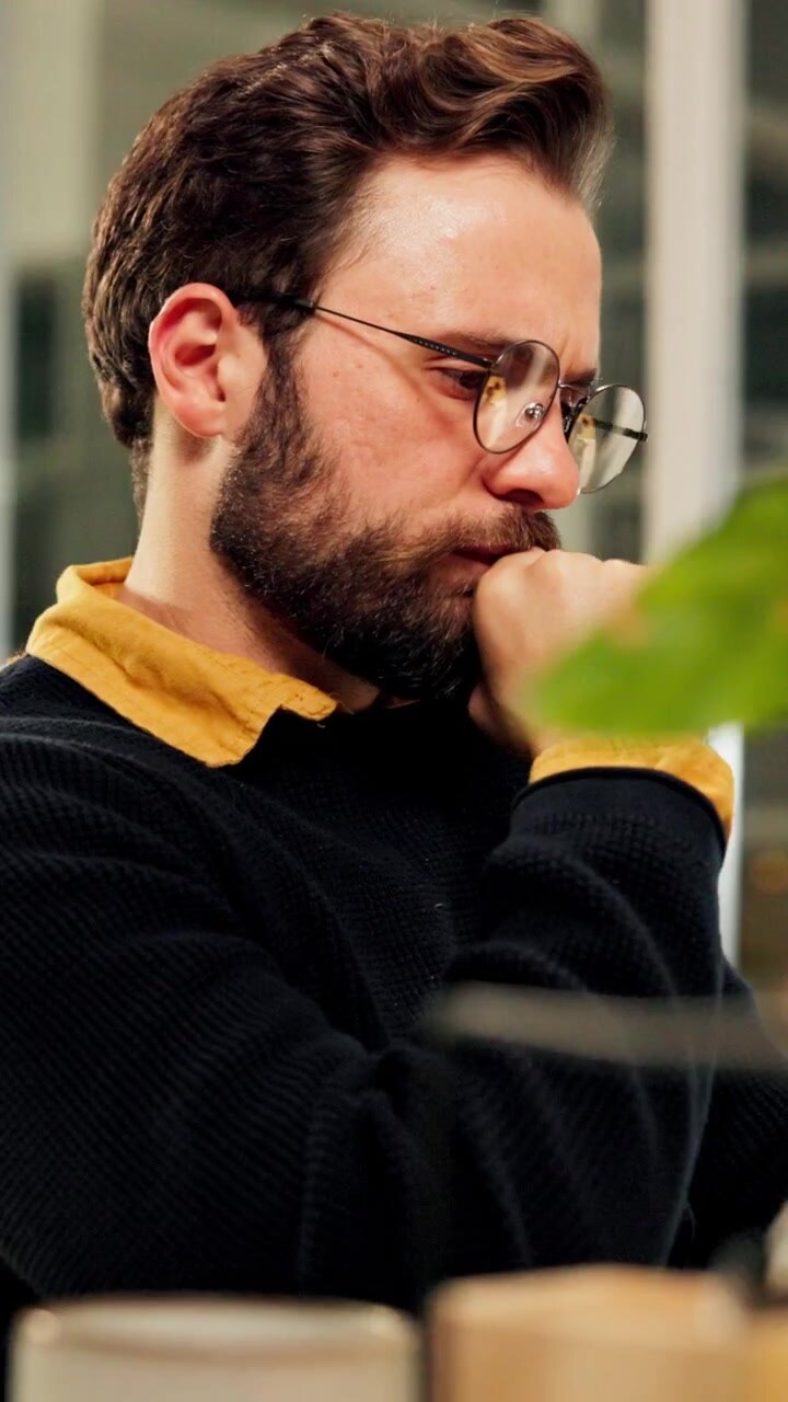 Uomo concentrato che lavora al portatile in un ufficio moderno